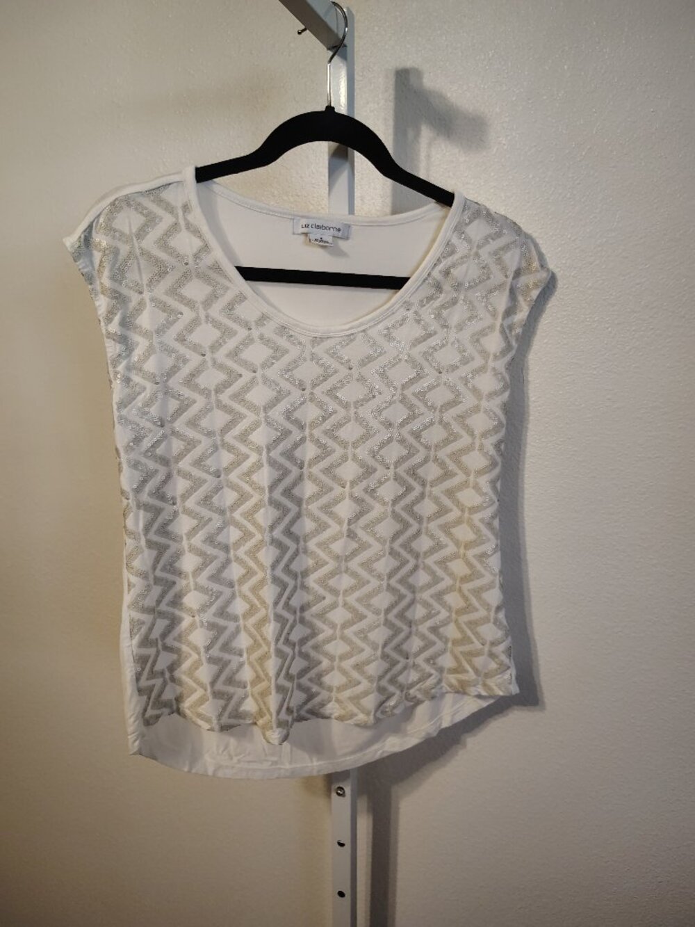 Liz Claiborne Women's Top Size Medium Geometric Chevron Pattern Scoop Neck White